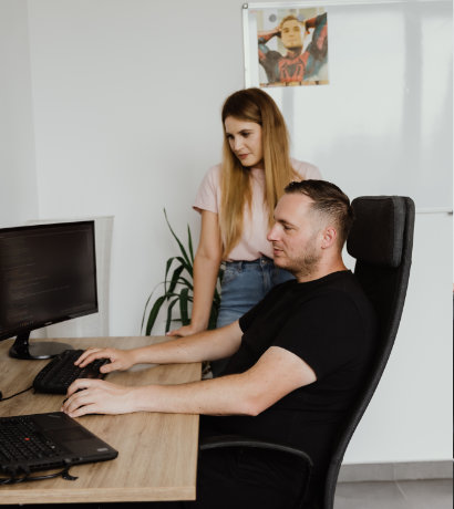 Sopchy team discussing solutions in the mobile application