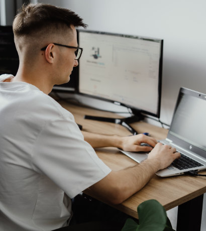 Sopchy web developer working on the website